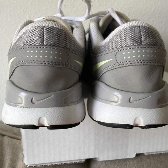 Nike sneakers size 9.5  used - Picture 4 of 11